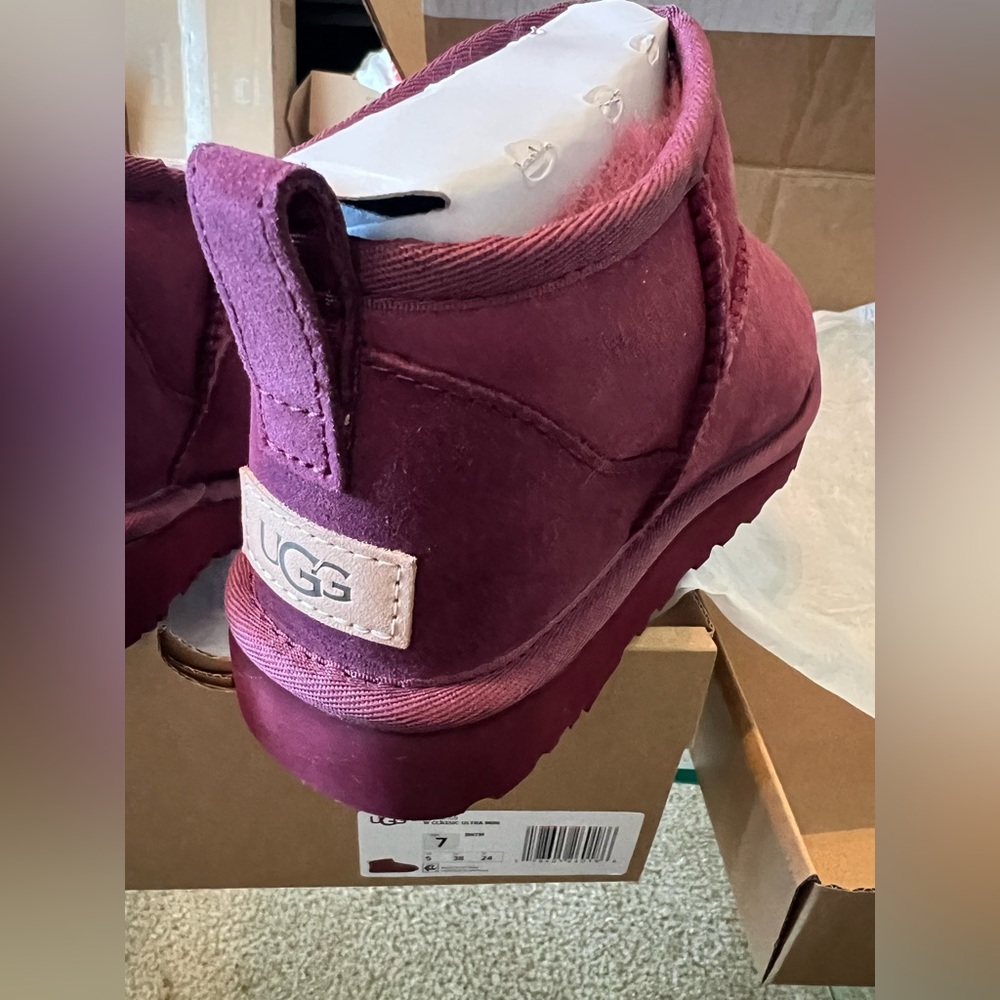 UGG Classic Ultra Mini Boots NEW IN BOX - Picture 3 of 6